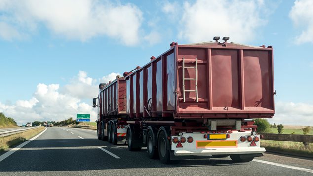 Lastbil med containere på motorvej