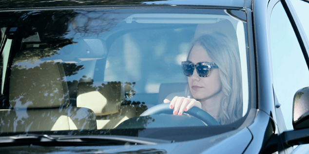 Kvinde i bil med solbriller
